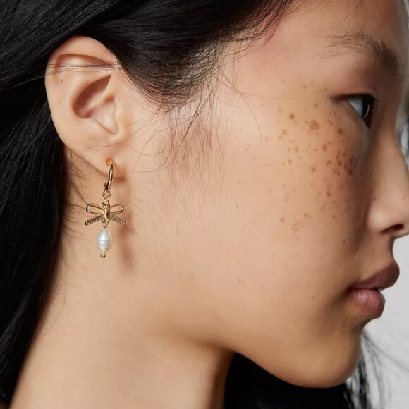 NWT Urban Outfitters Bow Pearl Charm Gold Hoop Earrings - Picture 4 of 4